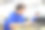一位年长的妇女在一家高科技工厂组装电子元件图片下载