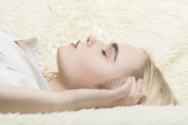 美丽的女孩睡觉图片下载