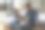 微笑的爸爸和小儿子在玩五颜六色的建筑玩具图片下载
