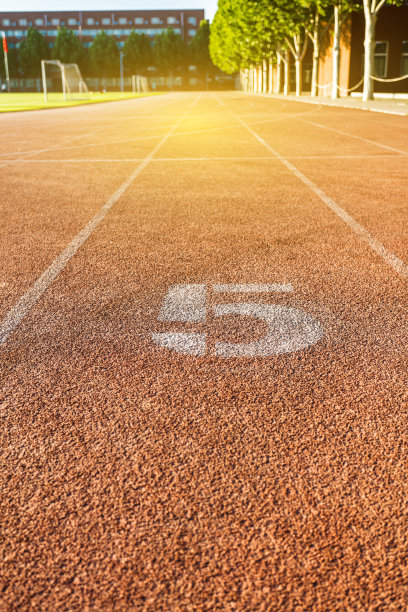 学校的运动场地图上有一条跑道，5号跑道图片下载