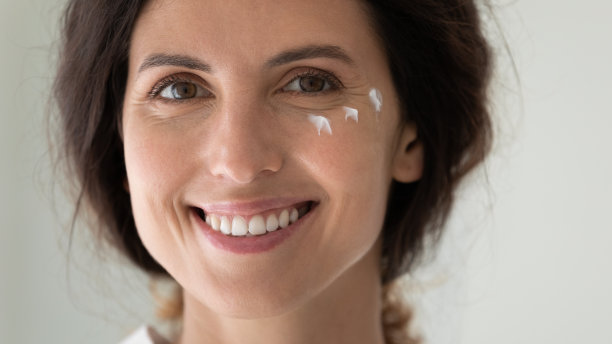 特写头像的年轻女子与完美的皮肤。图片下载