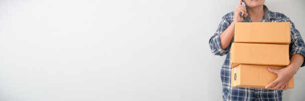 亚洲女性拿着白色背景的包裹图片下载