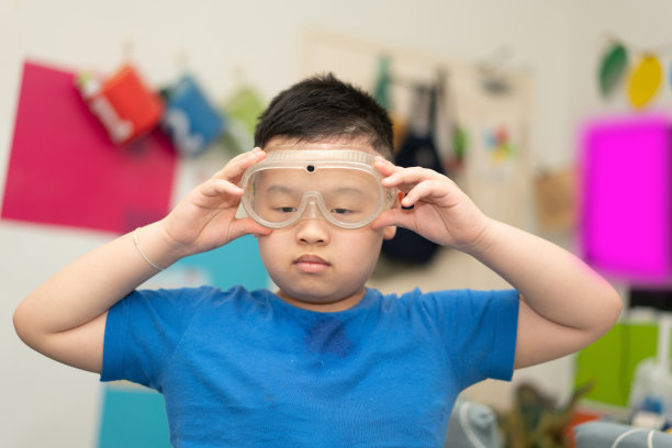 孩子在家中实验室做科学实验时戴眼镜当科学家图片下载