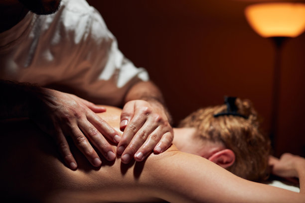 女子在按摩台上，按摩脊椎，治疗身体和皮肤紧张。图片下载