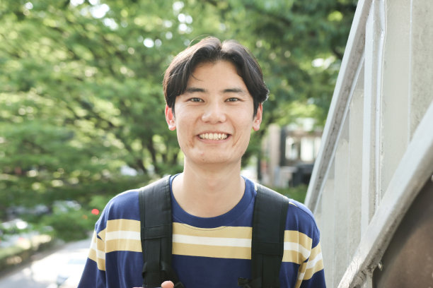 一个自信微笑的亚洲男人的肖像图片下载