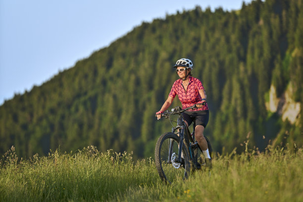 德国阿尔卑斯山，一名女子骑着电动山地车图片下载