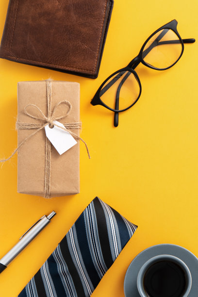 父亲节礼物的想法设计概念与礼品盒上的黄色背景。图片下载