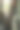 一个小男孩坐在城市公园的一棵大树上的肖像。图片下载