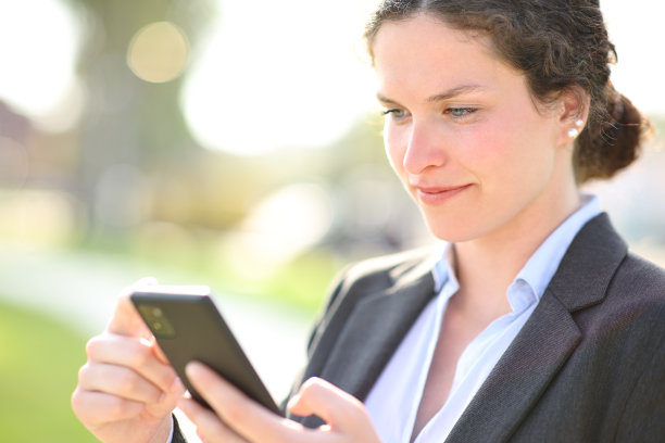 高管在公园里打电话图片下载