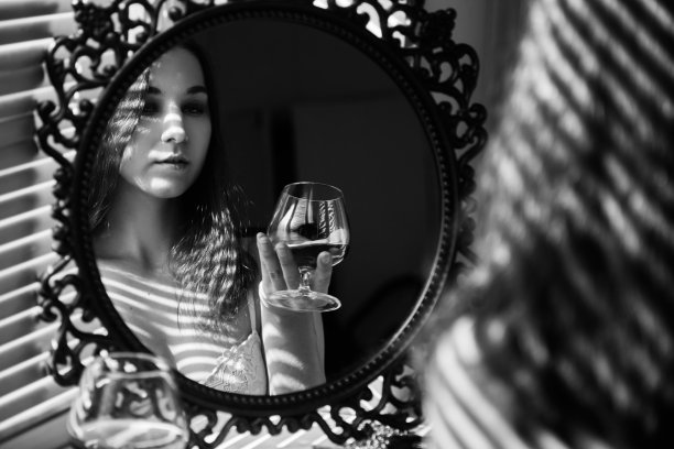 女人与酒图片下载