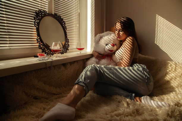 抱着泰迪熊的女人图片下载