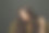 漂亮的年轻黑发女子，健康的波浪长发和时尚的妆容在黑色背景上摆姿势图片下载