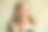 年轻的金发女人与红苹果的肖像特写图片下载