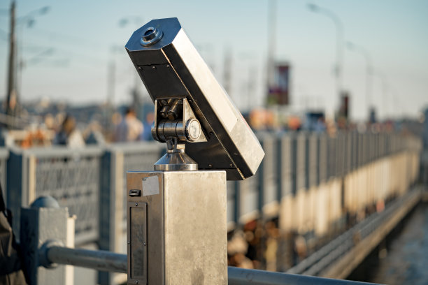 旅游地观景台顶部的望远镜图片下载