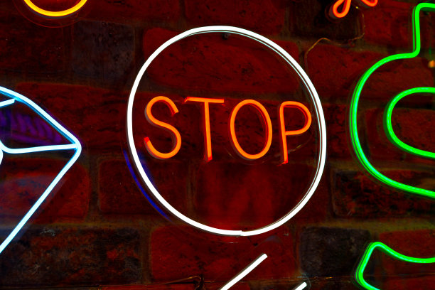 餐厅砖墙上的霓虹灯图片下载