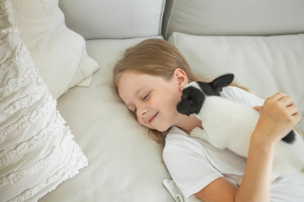 可爱的小女孩和一只宠物狗在家里。图片下载