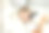 可爱的小女孩和一只宠物狗在家里。图片下载