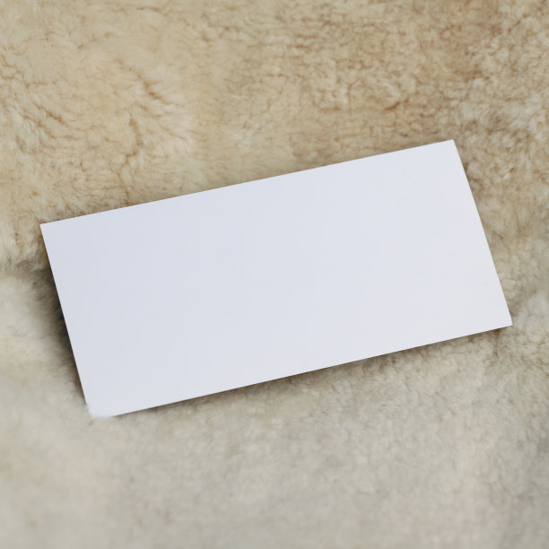 白色的卡片放在毛皮的背景上图片下载