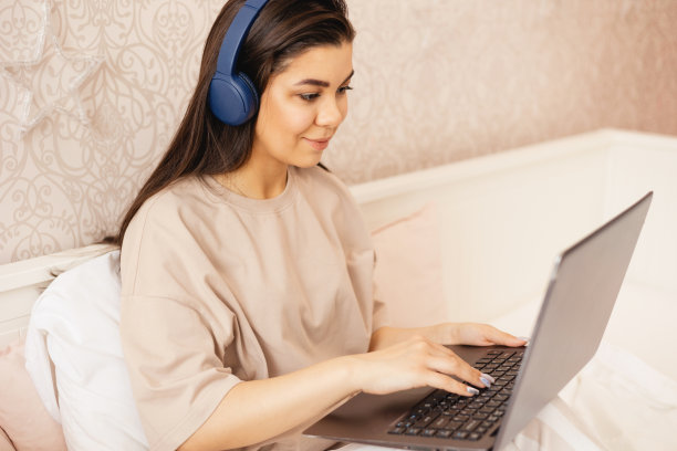 一个女孩在家和家庭办公室远程学习或工作图片下载