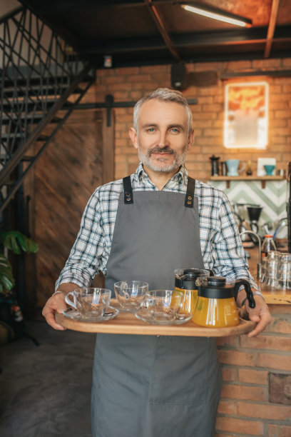 拿着托盘看着镜头的男人图片下载