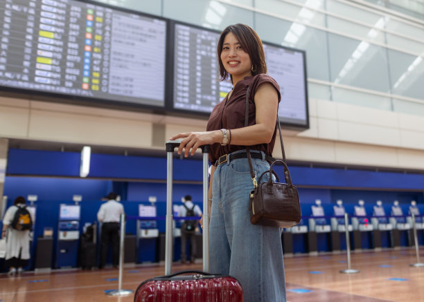 站在机场候机楼的女人的画像图片下载