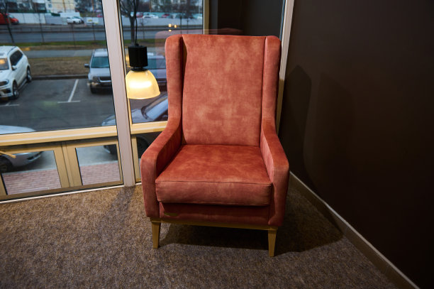 家居室内设计工作室或家具店天鹅绒珊瑚复古扶手椅。新艺术风格复古家具的修复图片下载