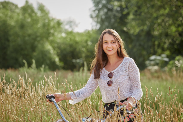 年轻女子骑自行车图片下载