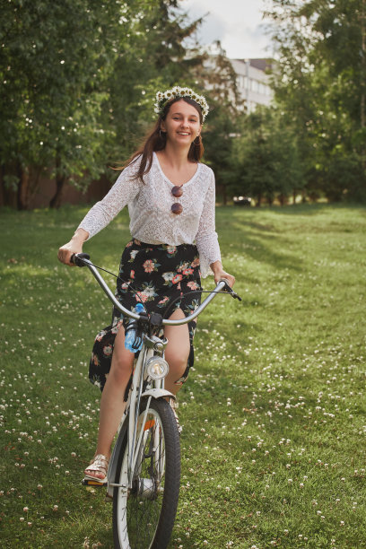 年轻女子骑自行车图片下载