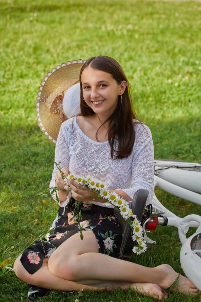 女孩做花环图片下载