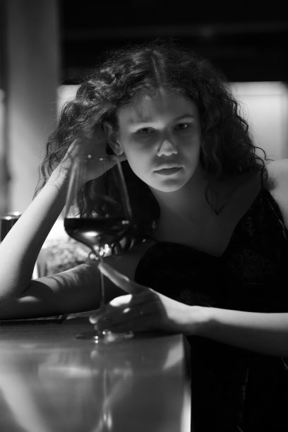 女人在餐厅图片下载