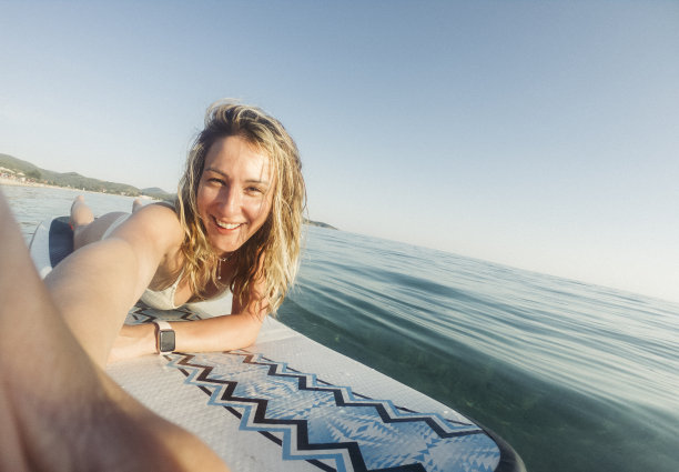 女子在桨板上自拍图片下载