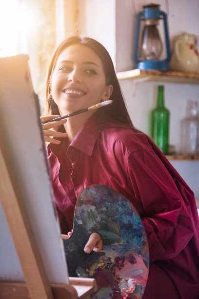 画家在家用水彩作画。在艺术工作室和画布上画漂亮的年轻女性艺术家的肖像图片下载