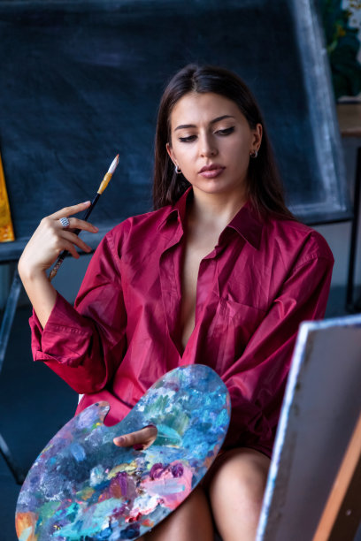 画家在家用水彩作画。在艺术工作室和画布上画漂亮的年轻女性艺术家的肖像图片下载