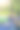 一个阳光明媚的日子，小女孩在水池里戏水图片下载