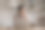 快乐的自由职业女性员工在家厨房工作图片下载