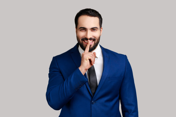 大胡子男人用手指靠近嘴唇，做出嘘的手势，保守秘密准备惊喜。图片下载