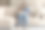照顾在家使用笔记本电脑的年轻父亲和小孩。图片下载