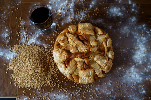 在餐桌上装饰东正教风格的蛋糕图片下载