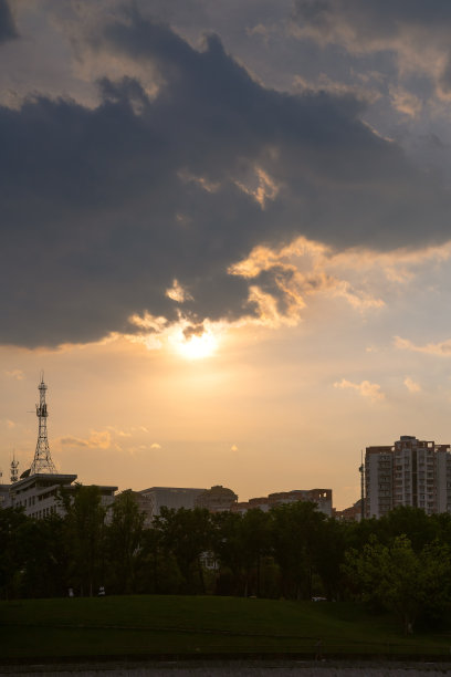 黄昏的河畔现代城市图片下载