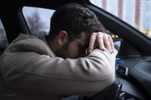 坐在车里沉思的商人图片下载