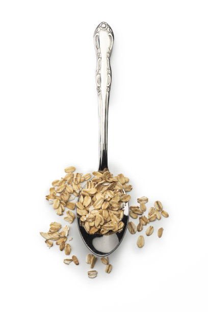 在白色背景上用勺子舀燕麦片图片下载