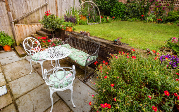 花园庭院有桌椅和鲜花盛开图片下载