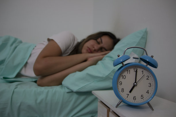 闹钟和瞌睡少年的特写图片下载