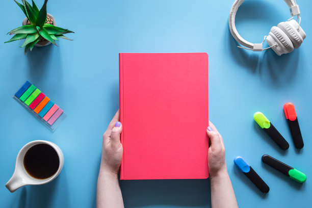 用粉红色的笔记本，平铺以学校和学习为主题的作文。图片下载