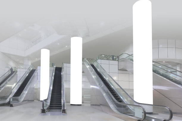 空白白色柱子为柱包广告牌广告模板样板。自动扶梯附近极窄的垂直横幅。图片下载