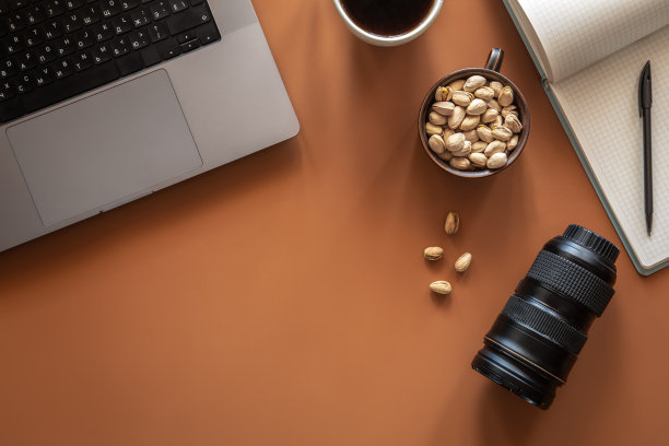 摄影师的工作场所，有笔记本电脑和镜头，平铺。图片下载