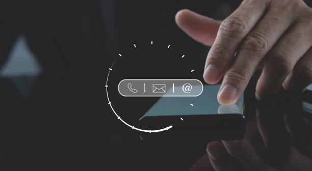 联系我们，帮助中心，客户支持服务理念。男人用手触摸手机屏幕，在虚拟屏幕上显示邮件、电话、电子邮件图标图片下载