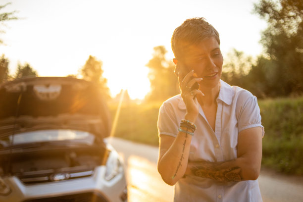 这名女子拨打了路边救助服务电话图片下载