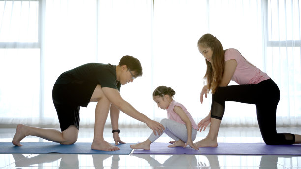 周末的家庭运动。图片下载