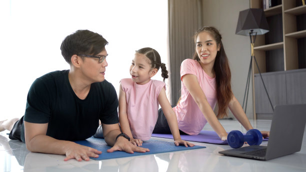 周末的家庭运动。图片下载